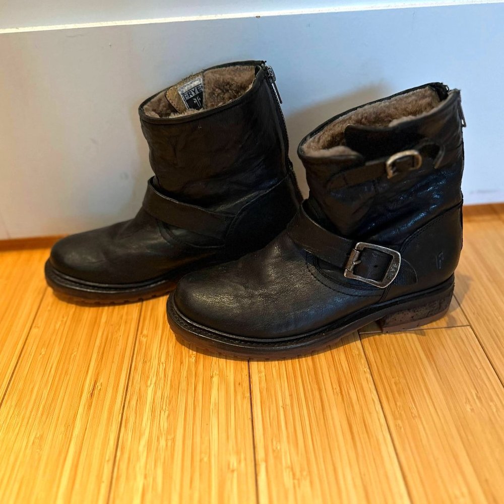 FRYE Moto Boot - Black Leather Zip Up Ankle Boot Buckles Shearling (size US 5.5)